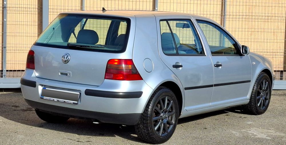 Volkswagen/Golf 4/ 1.6 Benzina 16 Valve/ an 2001