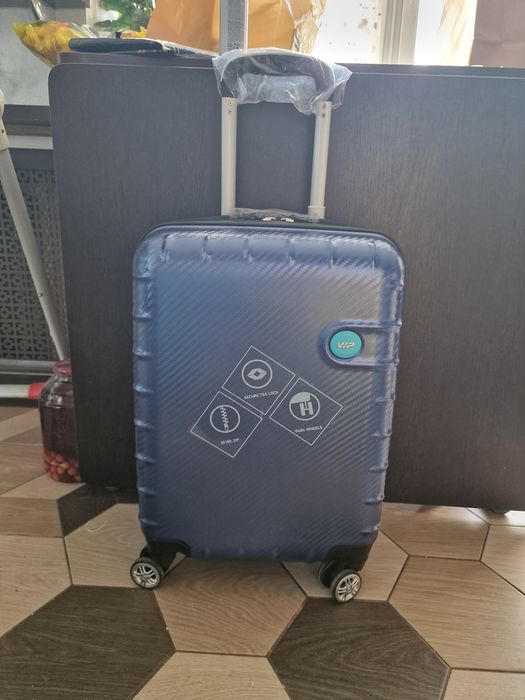 Новый чемодан размер S