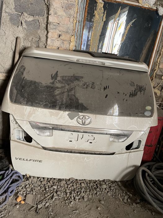 Продам крышку багажника на Toyota velfire
