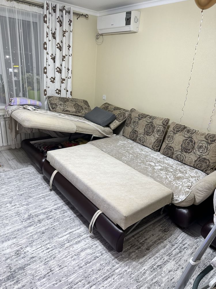 Угловой диван и одно кресло