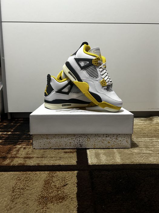 Jordan 4 Vivid Sulfur