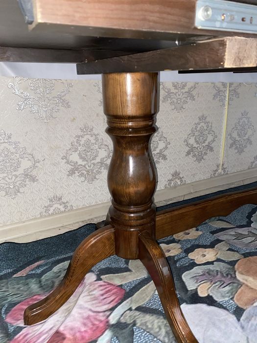 Продаю стол утинные ношки удленяется еще до 4есои не больше состояние