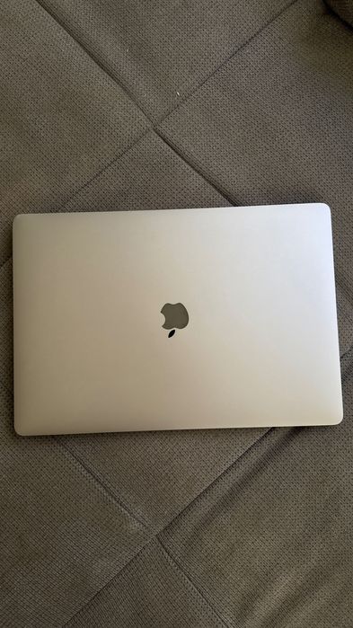 MacBook Pro 2019, 16" Touch Bar, procesor i7 2.60 GHz, 16GB, 512GB SSD