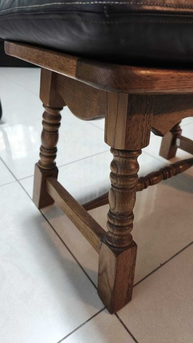 Taburet vintage (Otoman) din stejar masiv, sezut din piele naturală.