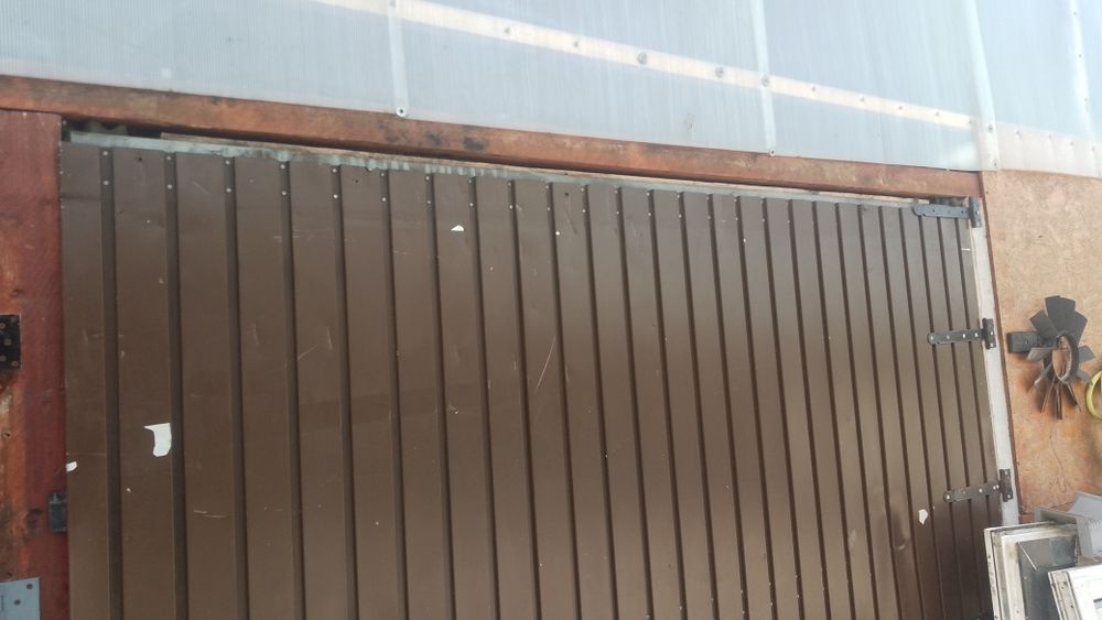 Ușa de garaj Poarta atelier din tablă zincata