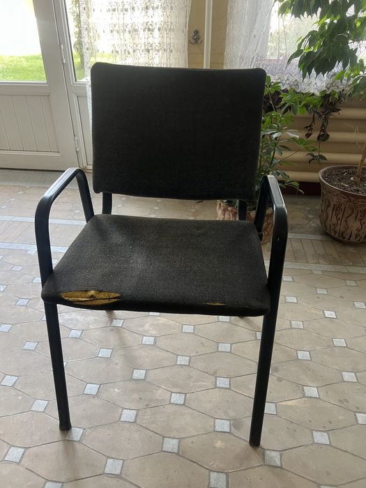 Ofisniy stol qora rangda