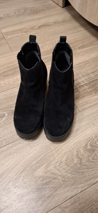 Botine negre piele intoarsa
