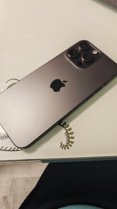 iPhone 15 pro max de 256 încă în garanție