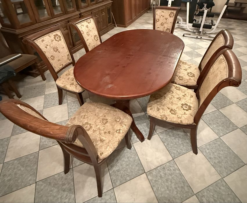 Продам мебель для гостинной стол стулья сервант комод для телевизора