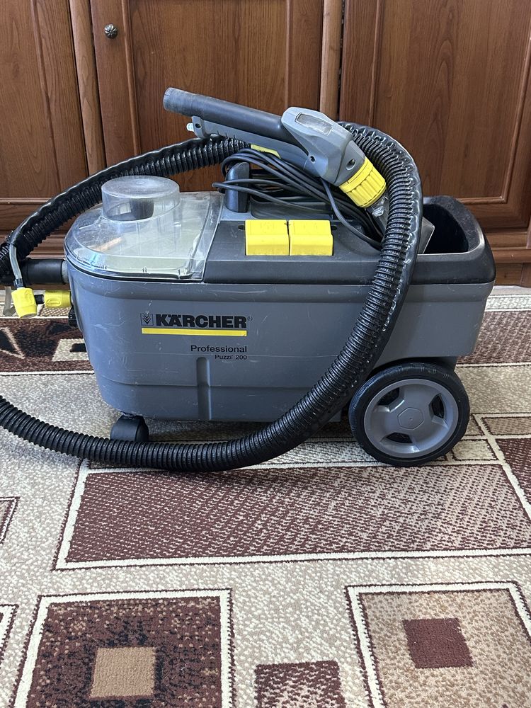 Продам моющий пылесос для химчистки Karcher Puzzi 10/1