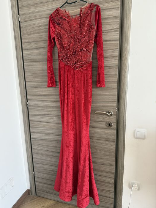 Rochie rosie din catifea cu spatele din dantela transparenta