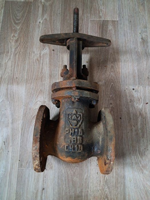 Продам задвижку чугунную