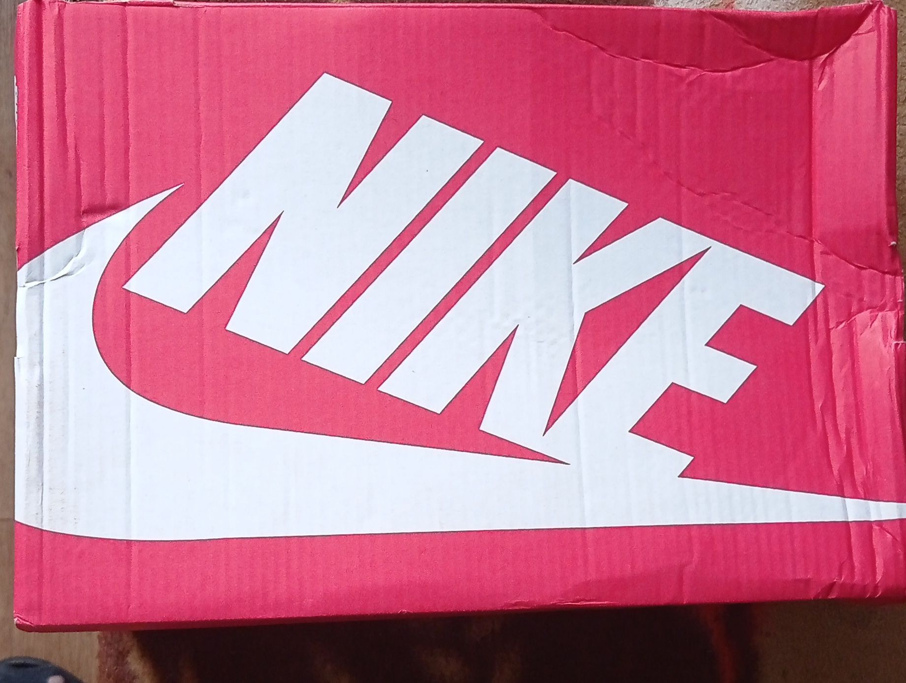 Кроссовки Nike новые в коробке 44 размер. Маломерят на 42,5-42р.