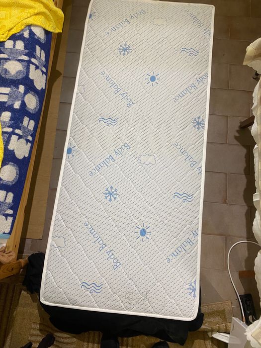 Продавам еднолицев матрак