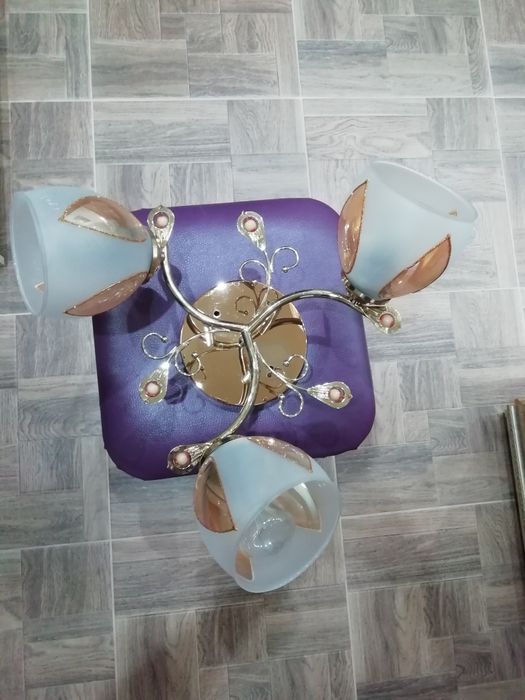 Продам потолочную люстру.