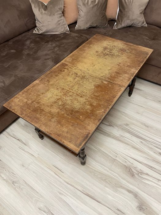 Холна маса, с дълъг стаж на употреба, но в много добро общо състояние