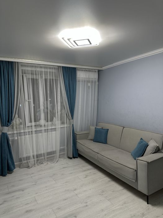 Серый стильный диван