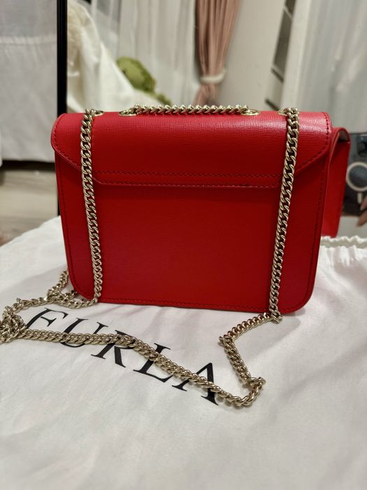 Geantă Furla Bella mini de umăr cu lant auriu rosie piele naturală