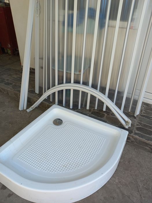 Oglindă, chiuvetă cu baterie și cabinuță duș cu cădiță