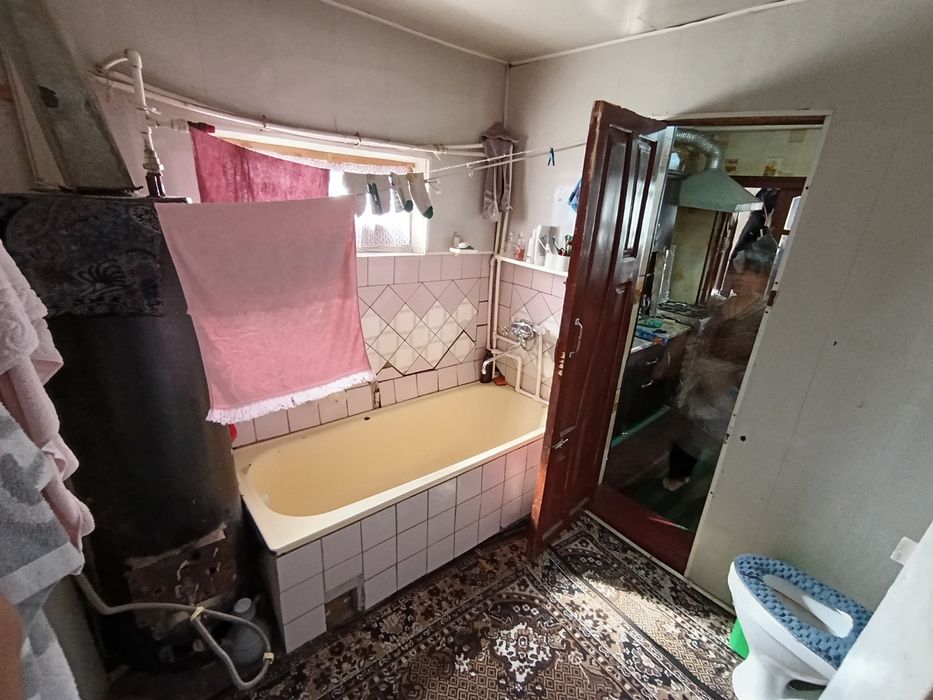 Uy sotladi xolati yaxshi kirb 69000$ kelishiladgan joyi bor