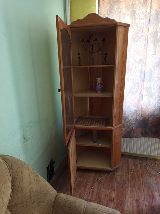 Продавам ъглов шкаф със стъклена вратичка.