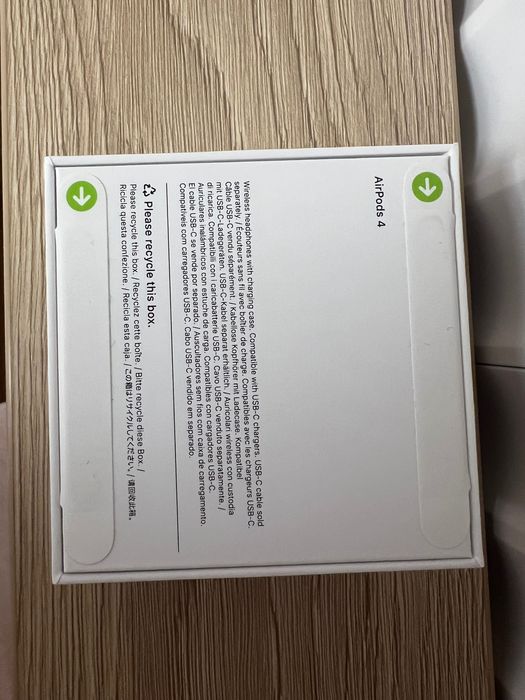 APPLE AirPods 4.