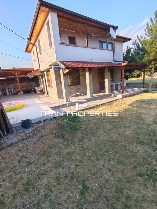 Двуетажна Къща с двор в кв. Рудник. с АКТ 16