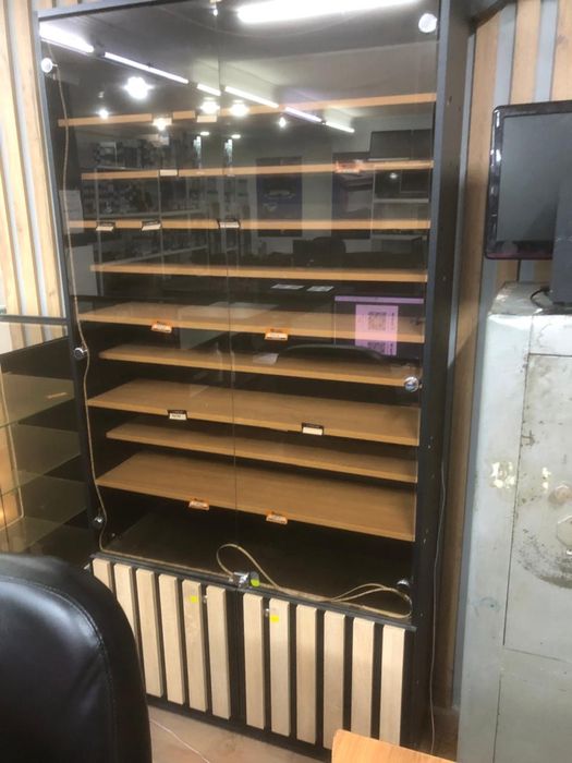 Продается мебель для торговли аксессуарами