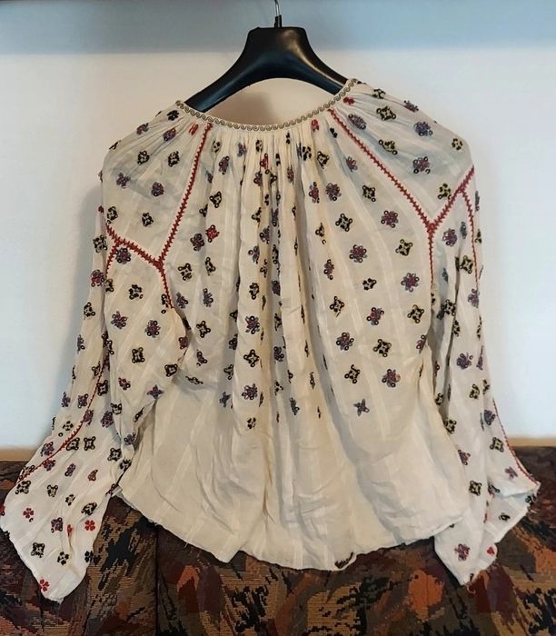 Ie tradițională veche, cusuta manual cu margele și paiete