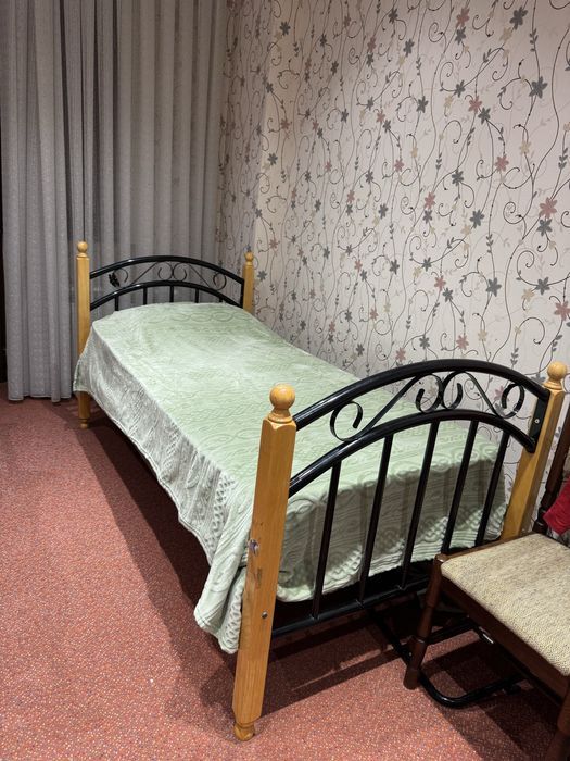 Сразу 2 односпальные кровати. Можно соорудить двухэтажную кровать .