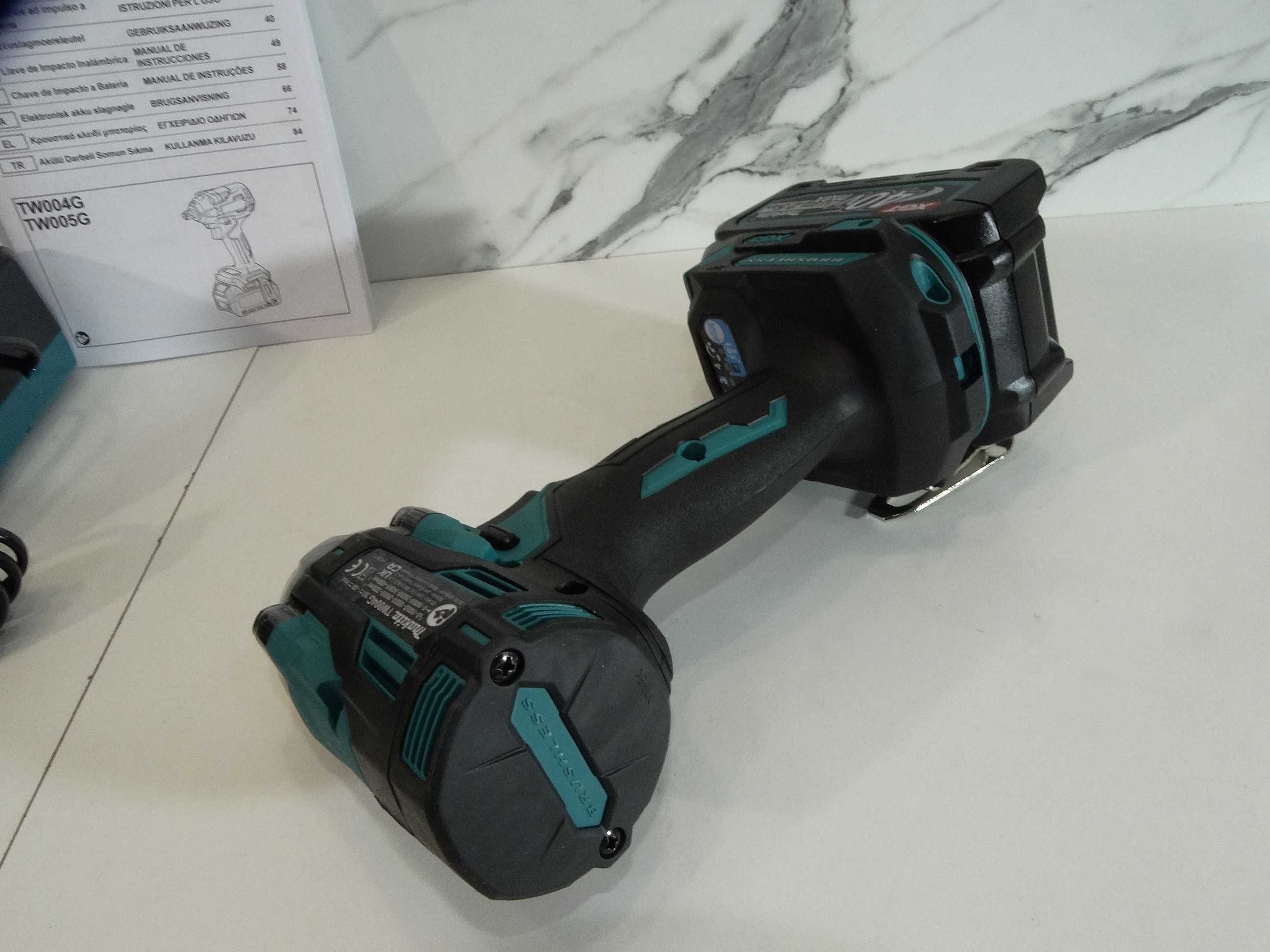 Makita TW 004 / 2 x 2.5 Ah - Мощен гайковерт 350 Нм