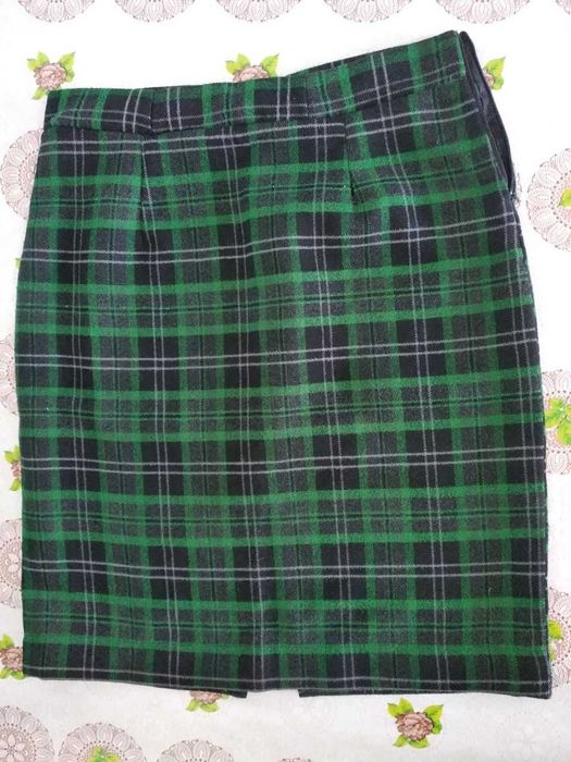 Ayollar yubkasi. Kuzgi -qishki. Tizzagacha. Holati yaxshi