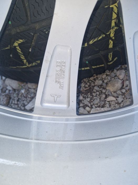 Джанти с гуми за Tesla Model 3 20 цола