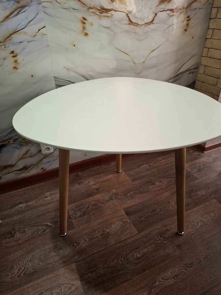 Стол 90×90 деревянный для небольших комнат