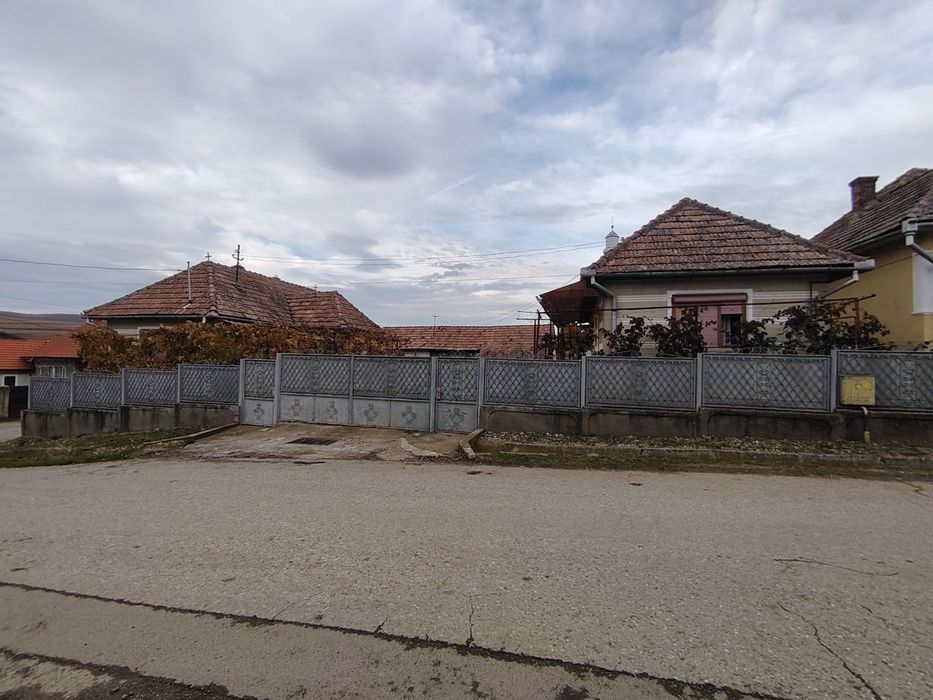 Casa locuibila, cu două corpuri, utilități, 1200 mp teren