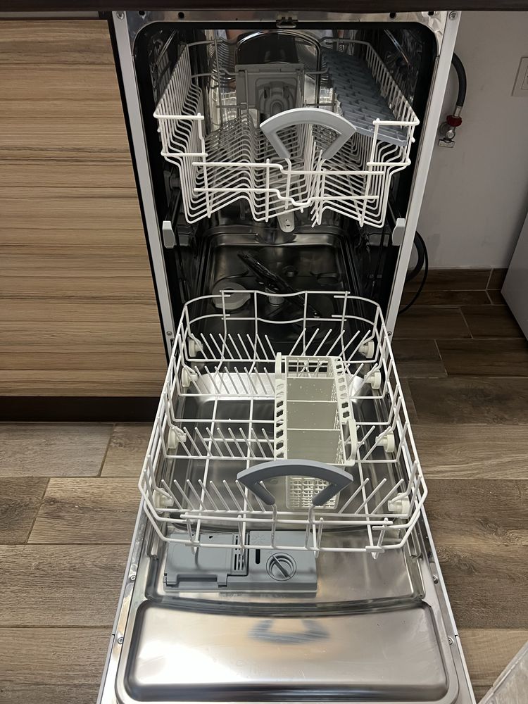 Съдомиялна машина Hotpoint Ariston LL 42- за ремонт или за части