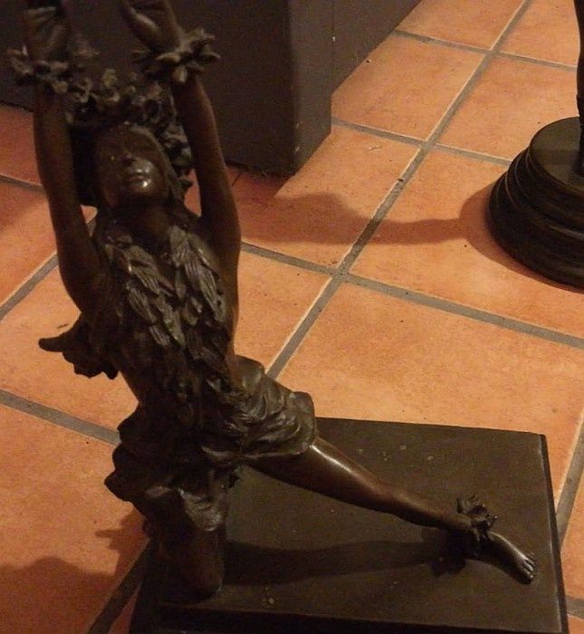 Sculptura deosebita din bronz pe soclu din marmura