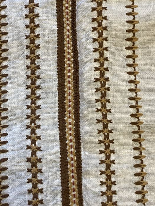 Fata masa brodata manual