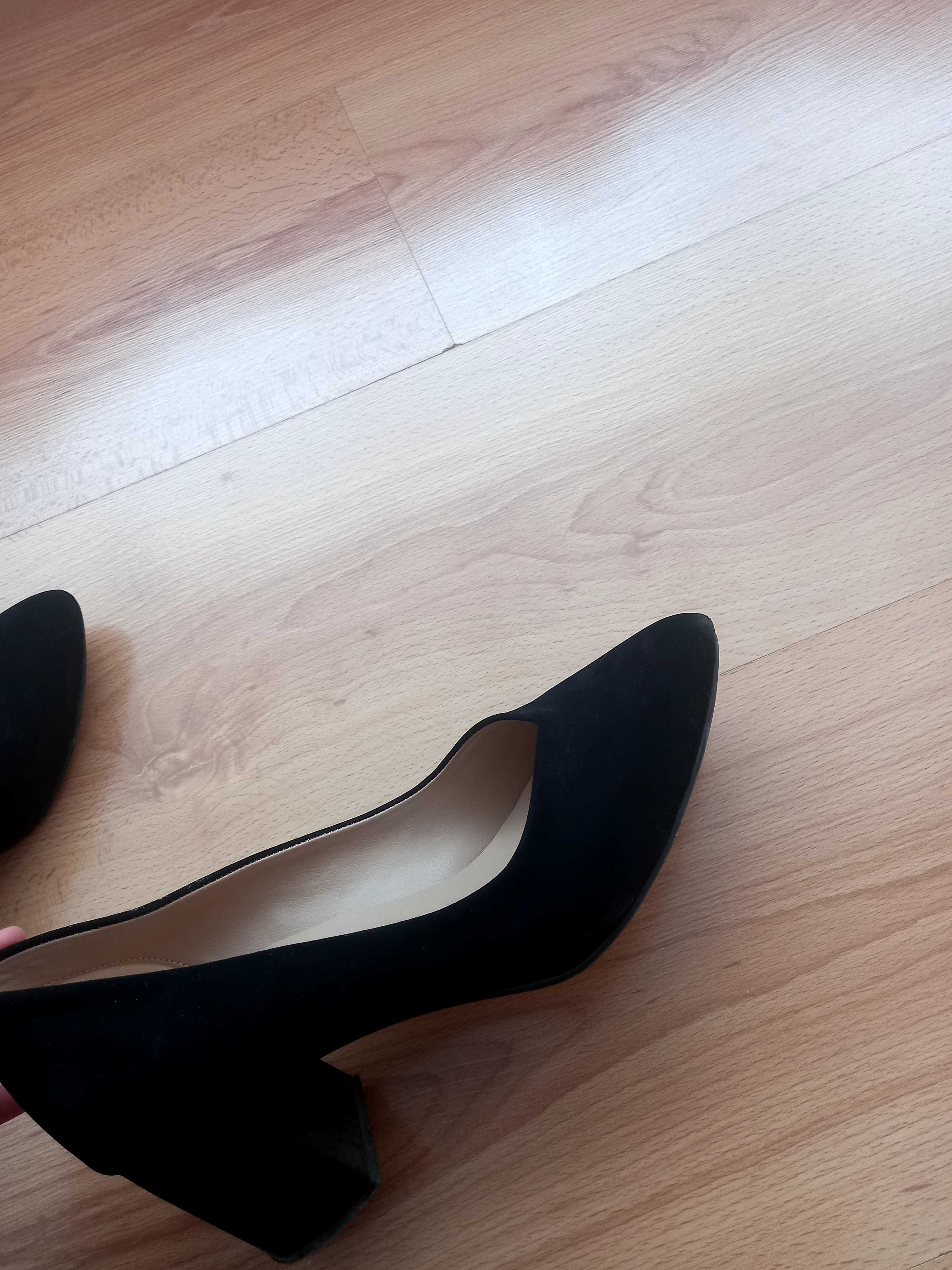 Черни обувки със среден ток