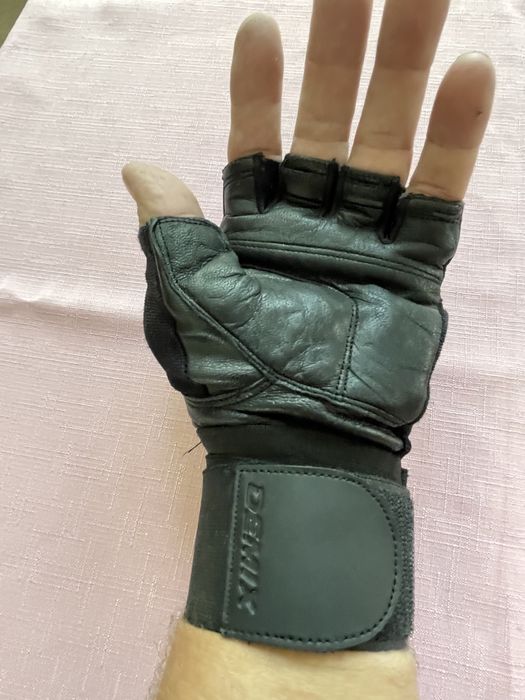 Продам новые кожаные спортивные перчатки без пальчиков.