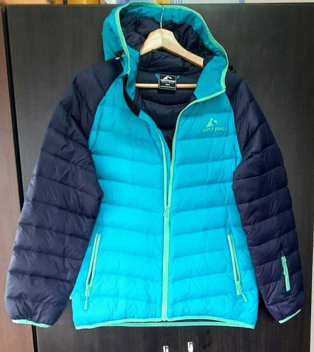 Geacă scurtă damă cu glugă și puf în interior