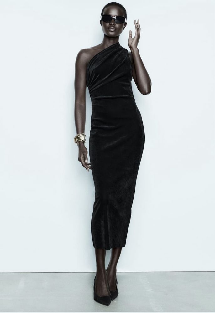 Rochie neagra Zara din catifea, noua!