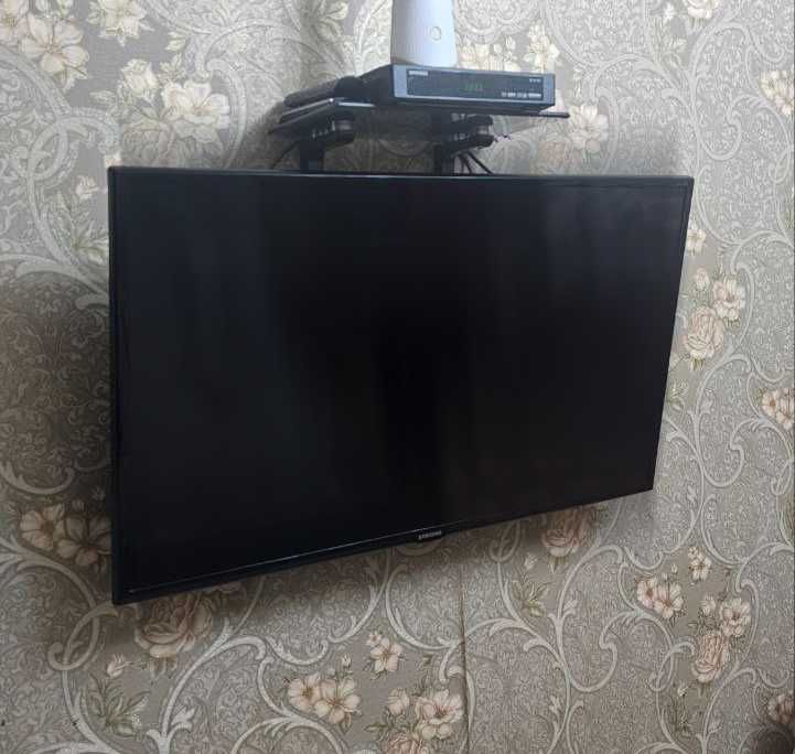 Продам телевизор (Не смарт) + тюнер + тарелка (спутник. антенна)