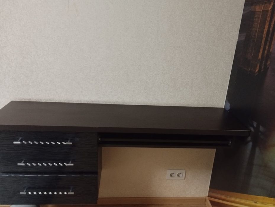 Продам компьютерный стол.