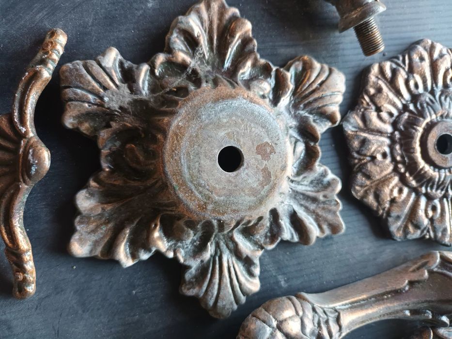 Elemente decorative din alama lemn cupru bronz