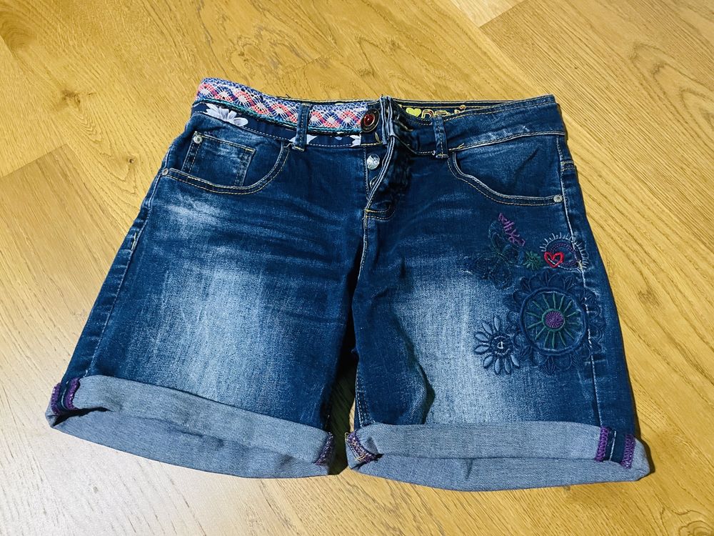 Pantaloni scurti Desigual marimea 26-S