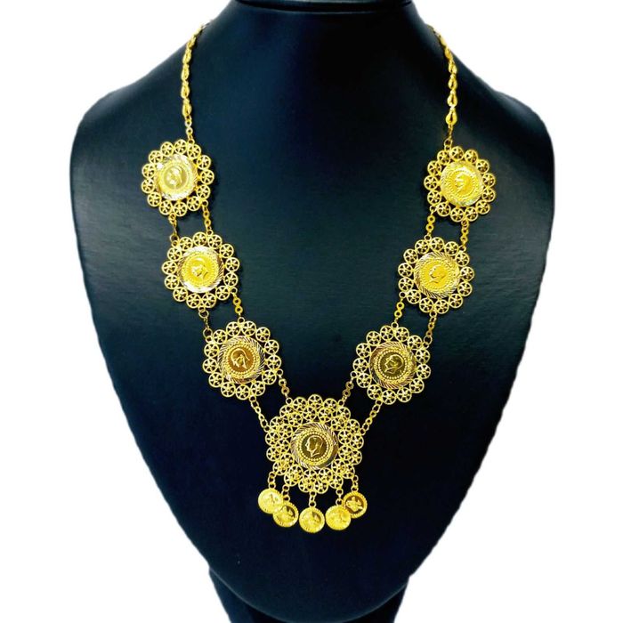 Златни колиета и златни гривни