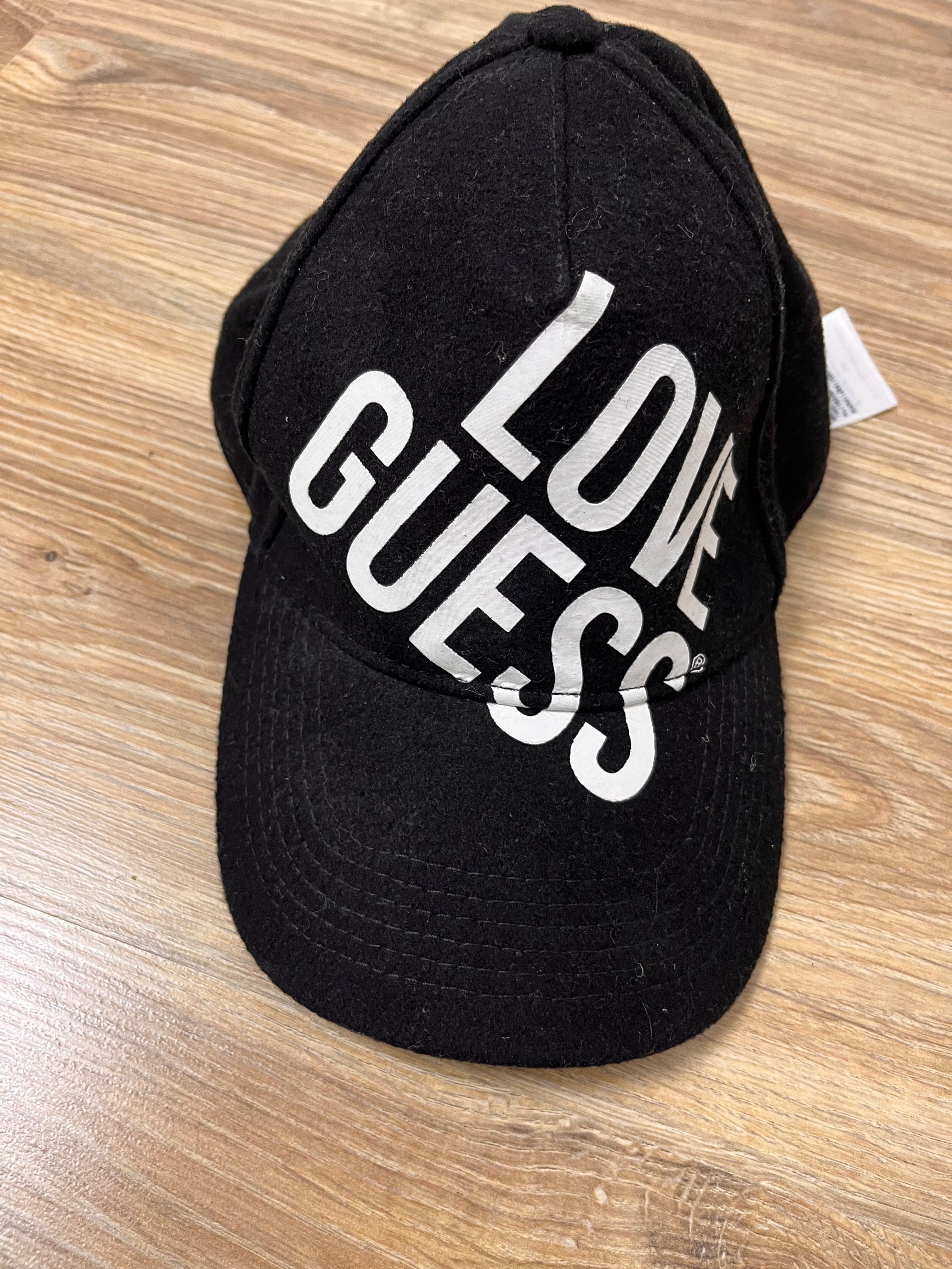 Шапка Guess с козирка