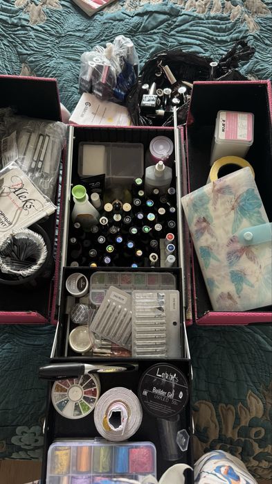 Продаю все свои маникюрные наборы с чемоданом