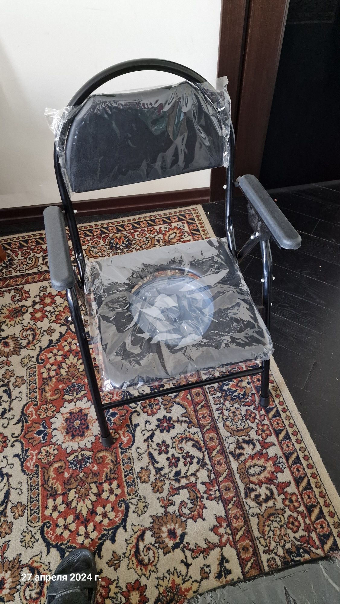 Продам кресло-стул с санитарным оснащениемм